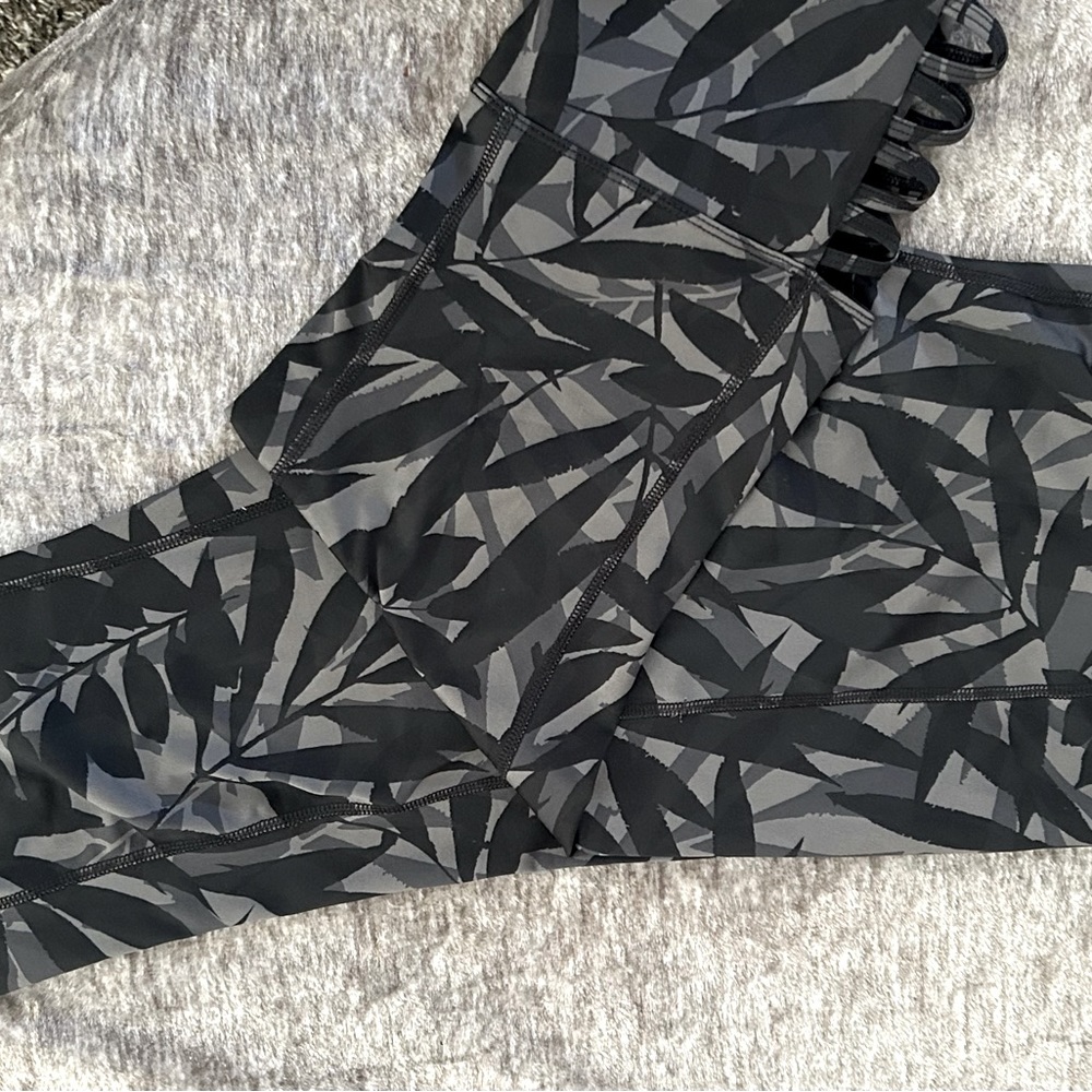 Joe Fresh Active Wear- Large Cropped Black & Grey active leggings 🏃‍♀️